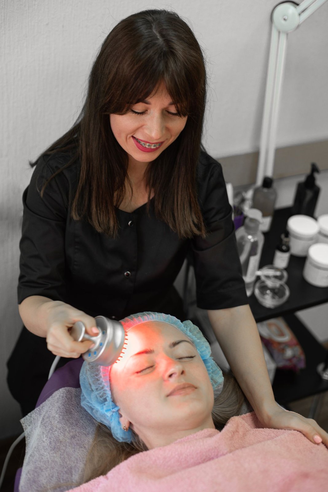 Terapia de luz LED aplicada no rosto de uma cliente