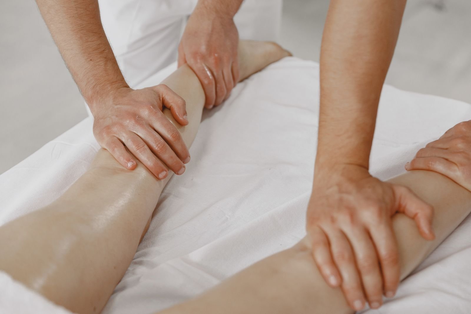 Massagem em pernas como parte de protocolo corporal
